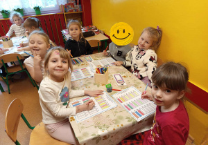 Dziewczynki kolorują kredki według podanego schematu