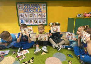 Dzieci z grupy I trzymają w ręku wybrane prawo i próbują coś o nim opowiedzieć