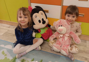 Melania i Lila pozują do zdjęcia z misiami