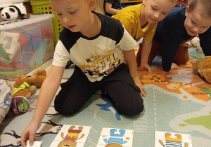 Oskar dobiera pasującego misia