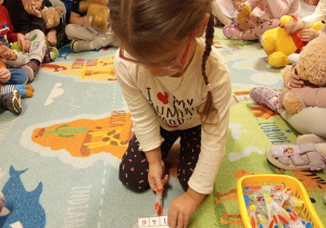 Emilka wykonuje zadanie matematyczne