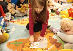 Ola liczy obrazki z misiem