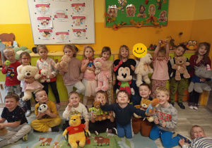 Dzieci z gr II pozują do wspólnego zdjęcia z misiami