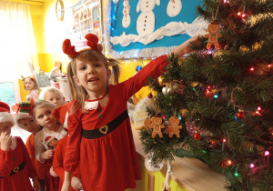 Melania wiesza bombkę na choince