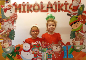 Emilka i Helenka pozują do wspólnego zdjęcia w fotobudce