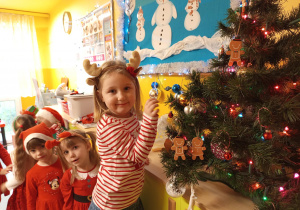 Zosia wiesz bombkę na choince