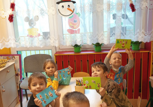 Grupka dzeci pozuje do zdjęcia z listami skierowanymi do św. Mikołaja