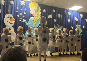 Kacper w roli Olafa recytuje wiersz