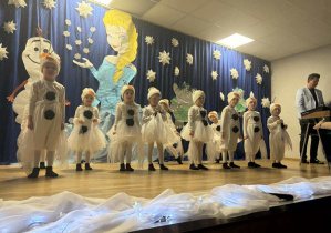 Dzieci z grupy I prezentują przepiękny układ taneczny do utworu Feliz Navidad