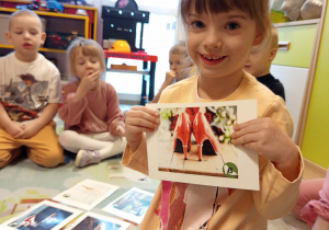 Lila pozuje do zdjęcia z wybranym obrazkiem