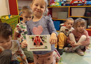 Hania pozuje do zdjęcia z wybranym obrazkiem buta