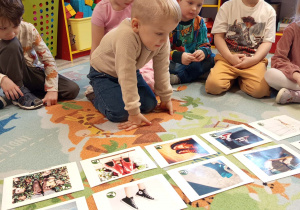 Wiktor wybiera obrazek odpowiedni dla niego