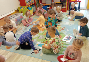 Dzieci z gr II układają puzzle