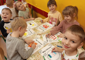 Grupka dzieci z gr II rysuje swój talizman