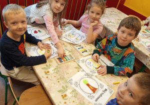 Grupka dzieci z gr II rysuje swój talizman