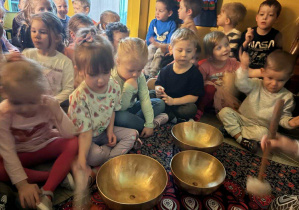 Dzieci z zaciekawieniem obserwują wygląd mis tybetańskich