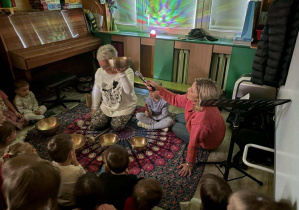 Dzieci odgadują z której misy dźwięk będzie trwał najdłużej