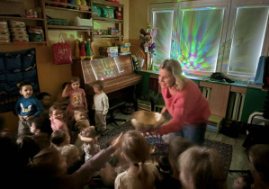 Dzieci doświadczają, że dźwięk również można poczuć, nie tylko usłyszeć.