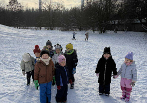 Dzieci na zimowym spacerze, w tle kominy EC4