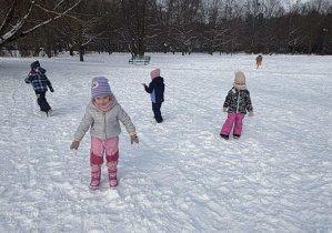 Emilka, Wiktoria i inne dzieci bawią się w berka