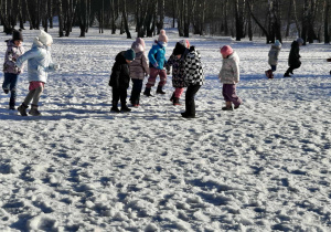 Dzieci z grupy III podczas zimowego szaleństwa