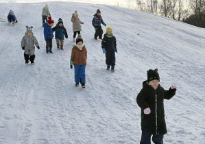Jedni, zbiegają, inni zjeżdżają na pupie, a jeszcze inni schodzą z górki.