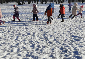 Zimowy berek w wykonaniu dzieci z grupy III