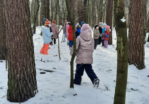dzieci biegają między drzewami w lasku widzewskim