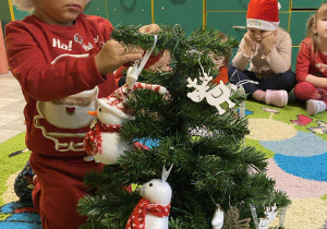 Oluś ubiera choinkę