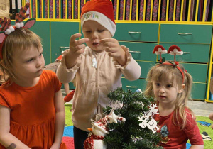 Kinga, Otylia i Emilka ubierają choineczkę