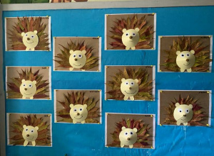 Praca plastyczna - jeże z liści