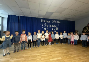 dzieci z grupy I już na scenie , gotowi do występów. Czekają tylko na oficjalne rozpoczęcie uroczystości.