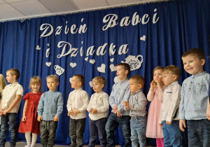 Dzieci z grupy I recytują wiersz dla Babci i Dziadka