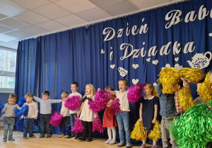 Dzieci z grupy I śpiewają i tańczą piosenkę "Walczyk dla Babci i Dziadka"