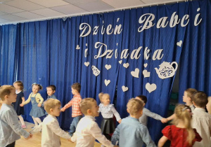 Dzieci z grupy I tańczą i śpiewają piosenkę "Buziaków tyle, że szok"