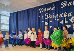 Taniec z pomponami do utworu "Quntanamera Babcię i Dziadka kochamy" w wykonaniu dzieci z grupy I