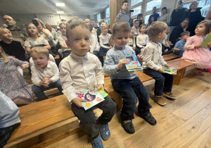 Artem, Stefan i Wiktoria trzymają w ręku niespodzianki przygotowane dla Dziadków