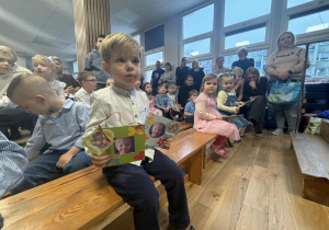 Michałek z ramką ze swoim zdjęciem czeka na babcię i dziadka