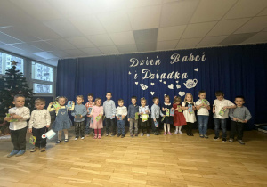 Dzieci z grupy I na scenie z upominkami przygotowanymi dla swoich dziadków