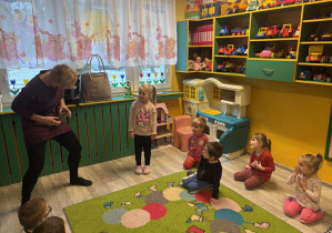 Oliwia i aktorka Kasia rozmawiają językiem dinozaurów.