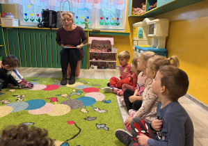 Pani Kasia czyta dzieciom bajkę o dinozaurze Strachozaurze