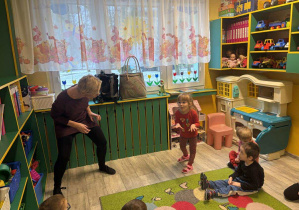 Emilka podczas aktorskich wprawek, naśladuje Panią Kasię