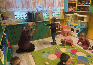 Mykola i Pani Kasia w roli strachliwych dinozaurów