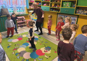 Pani Kasia i dzieci z grupy I podczas zabawy ruchowej z pokazywaniem