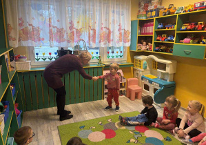 Pani Kasia gratuluje Michałkowi dobrze wykonanego zadania aktorskiego