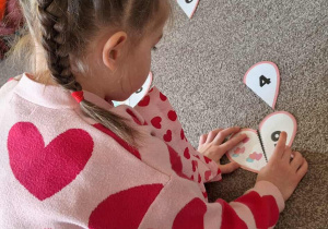 dziewczynka szuka drugiej połówki serca