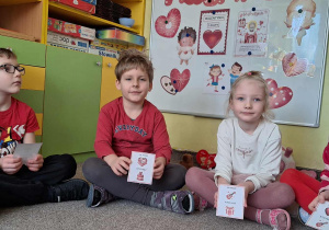 czworo dzieci pokazuje grę "ja mam kto ma"