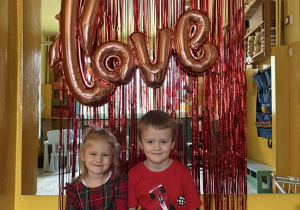 Antosia i Kacper w walentynkowej foto budce