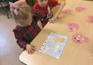 Oliwier i Antosia układają walentynkowe puzzle