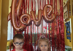 Igor i Antosia na tle walentynkowej ściany